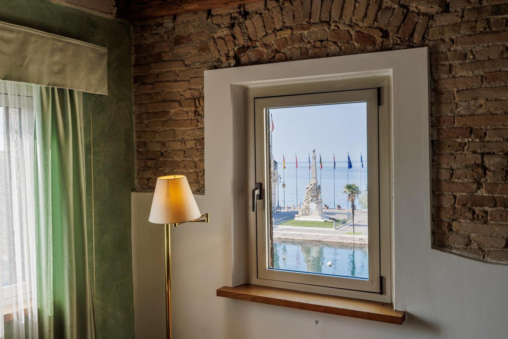Hotel Alla Grotta Lazise Exterior photo