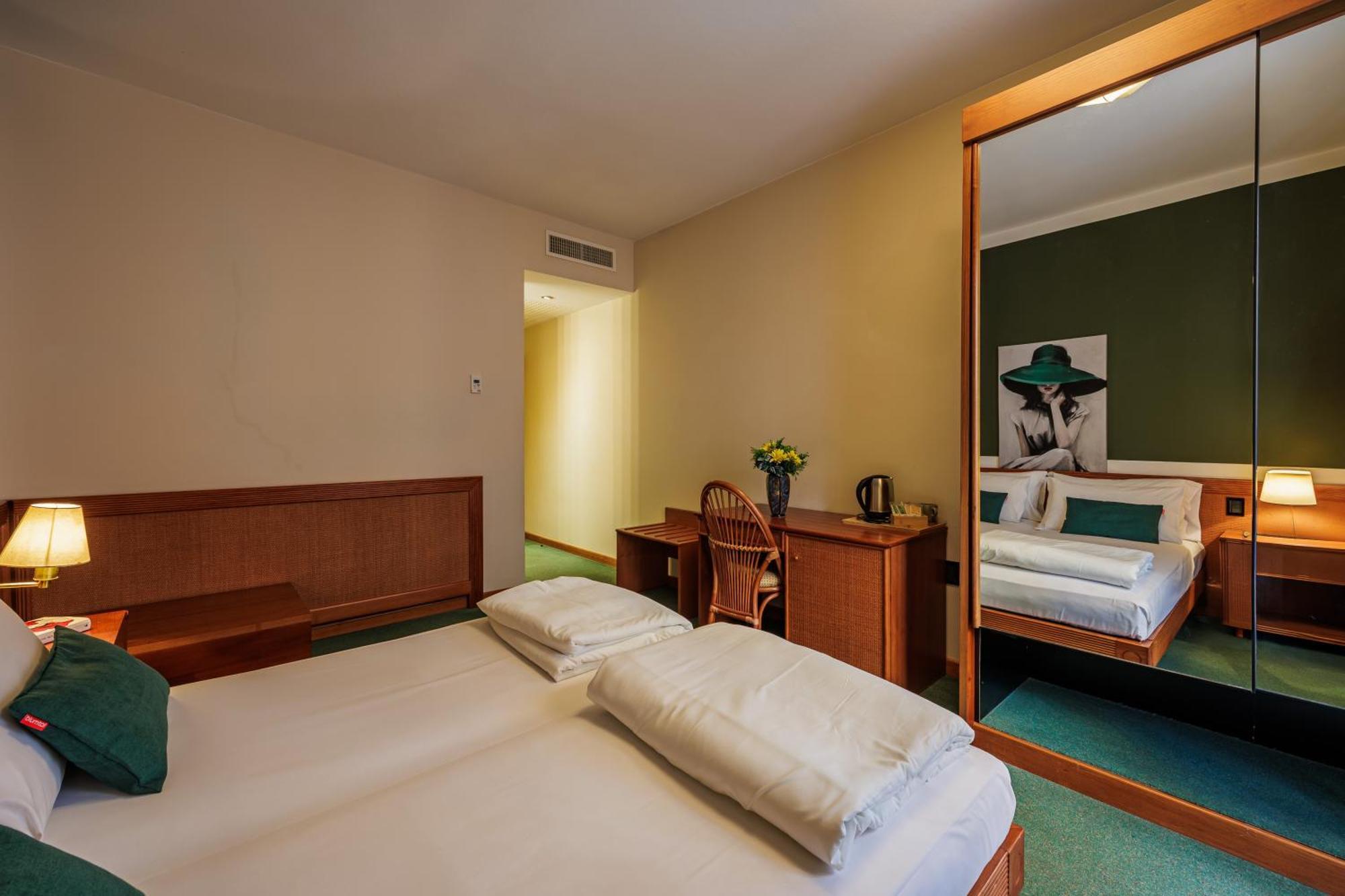 Hotel Alla Grotta Lazise Exterior photo