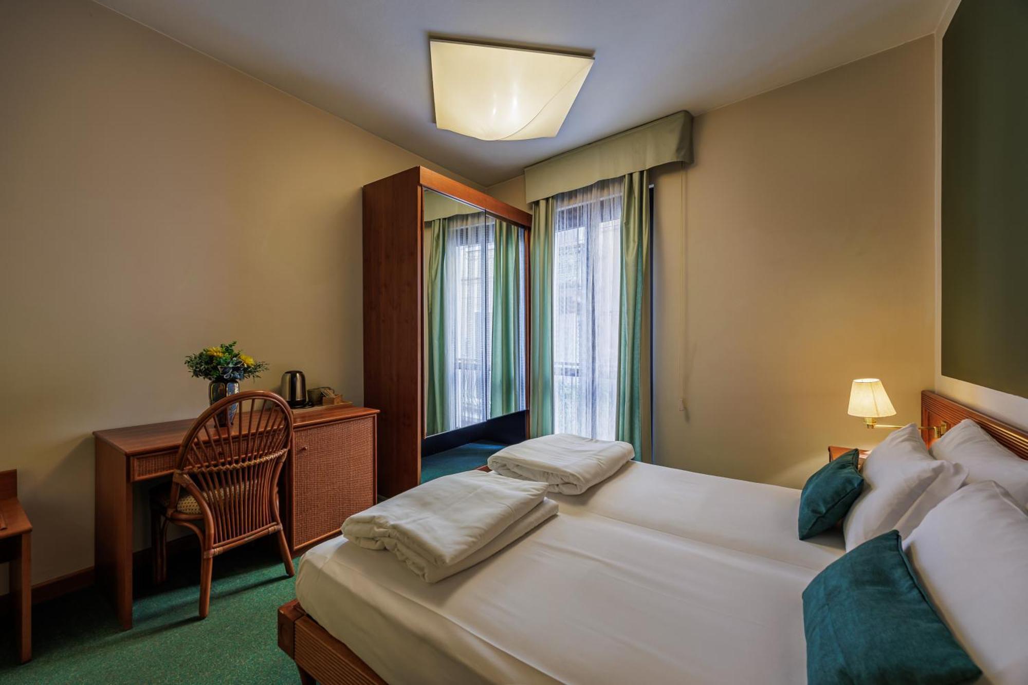 Hotel Alla Grotta Lazise Exterior photo