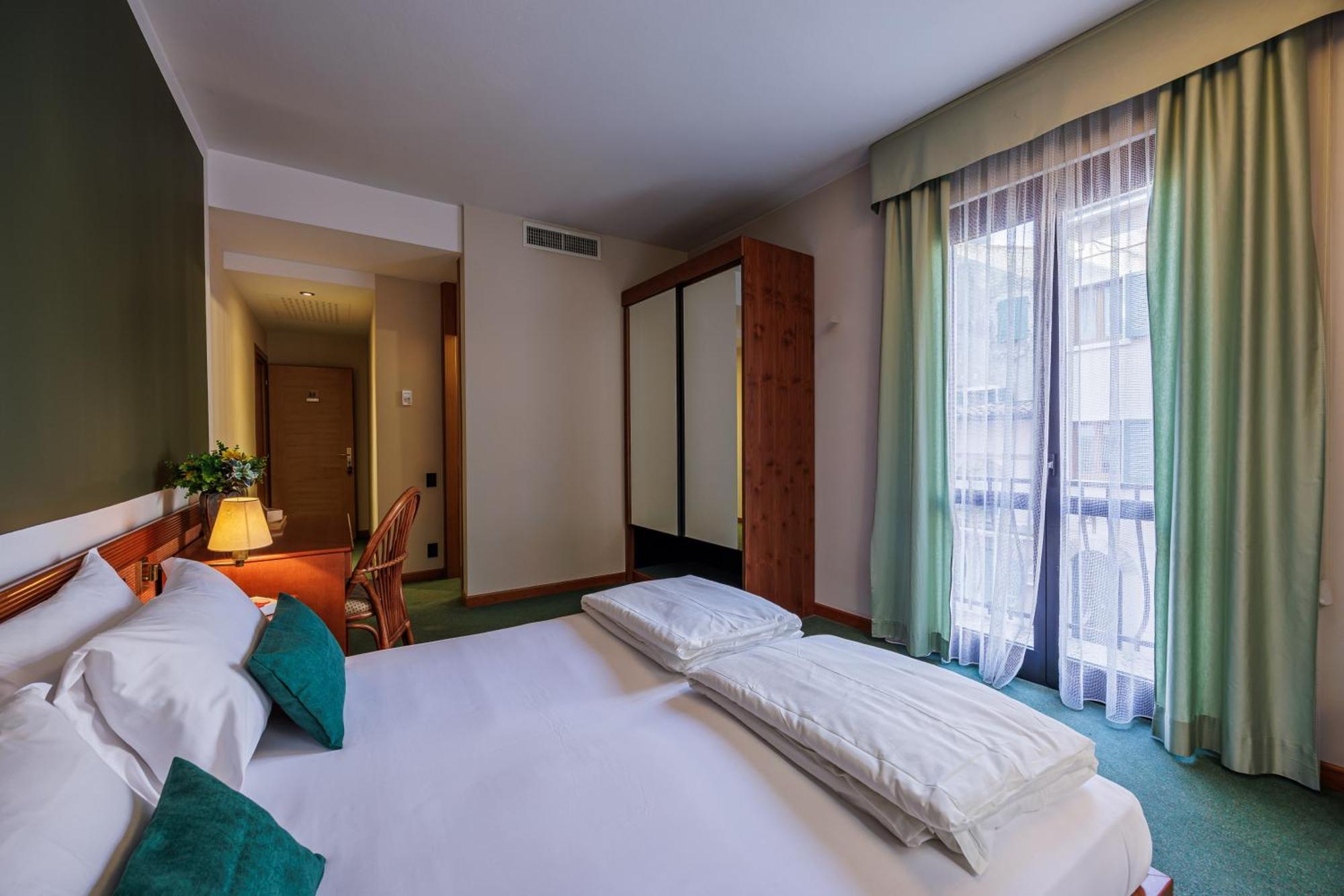 Hotel Alla Grotta Lazise Exterior photo
