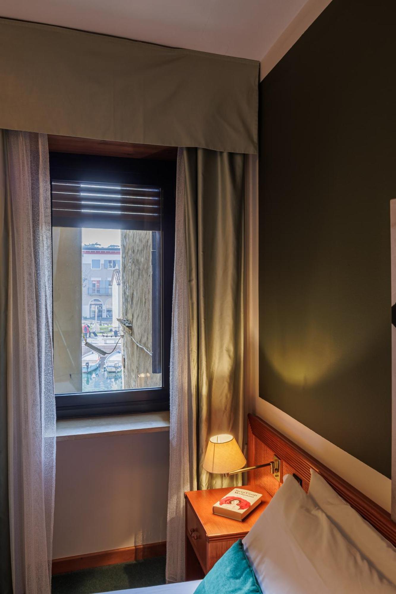 Hotel Alla Grotta Lazise Exterior photo
